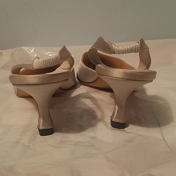 Manolo Blahnik Silver Satin Slingbacks/Heels/Shoes - Picture 5 of 8